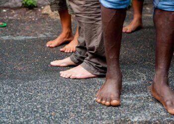 migranti poveri piedi immigrati-min