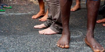 migranti poveri piedi immigrati-min