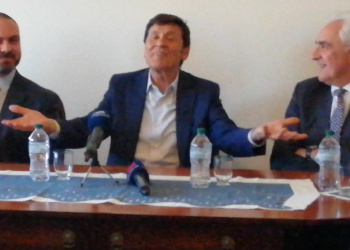 Gianni Morandi improvvisa “Volare” durante la conferenza stampa [video]