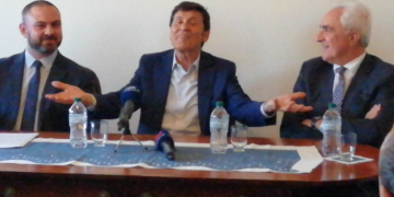 Gianni Morandi improvvisa “Volare” durante la conferenza stampa [video]