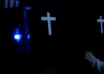 Moto scivola in strada: ragazza 23enne muore investita da camion guidato da italiano