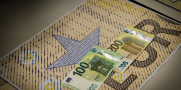 Entrano in circolazione questa settimana le nuove banconote da 100 e 200 euro