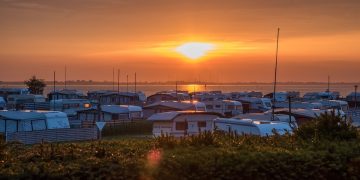 Roulotte in sosta selvaggia a Mistra Bay: ristoratore lascia Malta [video]