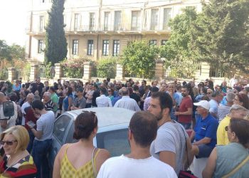 Centinaia di persone protestano contro «il governo dei costruttori»