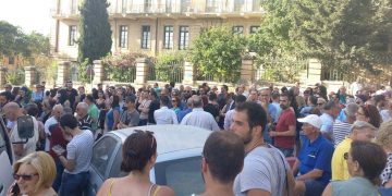 Centinaia di persone protestano contro «il governo dei costruttori»