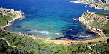 Spiagge sabbiose a Malta: quali sono le più belle e come raggiungerle