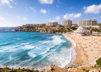 Spiagge sabbiose a Malta: quali sono le più belle e come raggiungerle