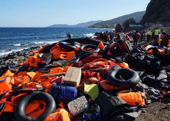 migranti spiaggia relitto salvagente soccorso-min