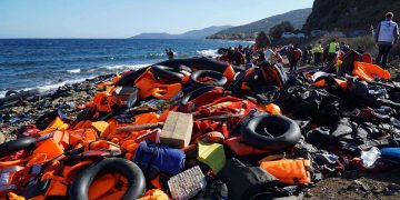 migranti spiaggia relitto salvagente soccorso-min