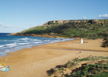 Spiagge sabbiose a Malta: quali sono le più belle e come raggiungerle