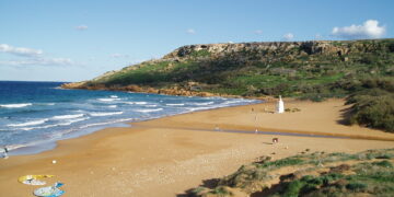 Spiagge sabbiose a Malta: quali sono le più belle e come raggiungerle