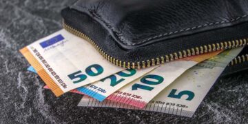 denaro monete contante portafoglio pagamento