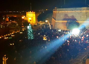 La folla sotto a Castille canta Masini, mentre i laburisti accendono «una candela per Joseph»