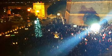 La folla sotto a Castille canta Masini, mentre i laburisti accendono «una candela per Joseph»