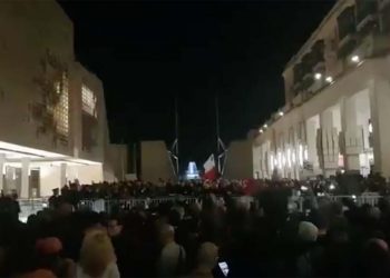 Dimissioni a raffica, un effetto domino che lascia il Governo appeso a un filo: la cronaca ora per ora