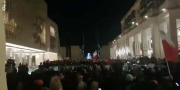 Dimissioni a raffica, un effetto domino che lascia il Governo appeso a un filo: la cronaca ora per ora