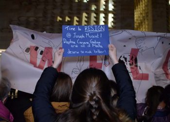 manifestanti parlamento