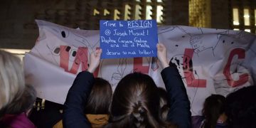 manifestanti parlamento