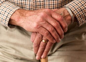 pensionato anziano mani vecchio casa di riposo