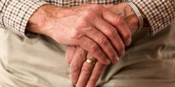 pensionato anziano mani vecchio casa di riposo