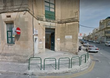 Vuole mandare il figlio alla gita anche se malato: botte alla preside delle elementari di Hamrun