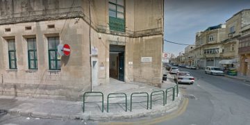 Vuole mandare il figlio alla gita anche se malato: botte alla preside delle elementari di Hamrun