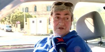 Pensionata e molto malata, Maria ha vissuto un anno e mezzo nella propria auto: ora ha trovato (temporaneamente) casa