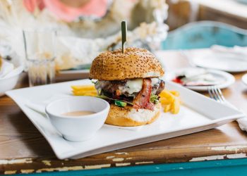 cibo mangiare hamburger