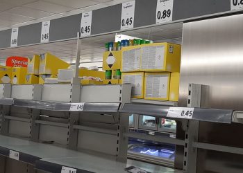Coronavirus: le autorità invitano alla calma mentre i supermercati vengono svuotati
