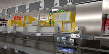 Coronavirus: le autorità invitano alla calma mentre i supermercati vengono svuotati