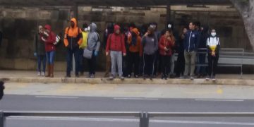 Fermate affollate di pendolari e bus con gente in piedi: critiche a Malta Transport