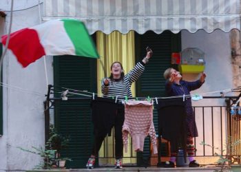 L’Italia si affaccia alla finestra: il racconto di un paese in quarantena che si unisce e reagisce