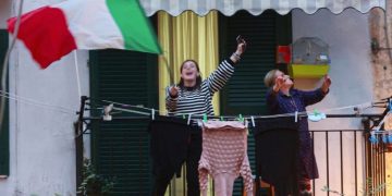 L’Italia si affaccia alla finestra: il racconto di un paese in quarantena che si unisce e reagisce