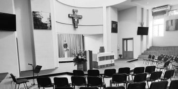 chiesa funzione messa croce religione