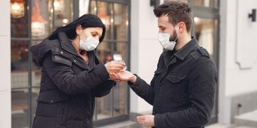 coronavirus mascherina epidemia mani
