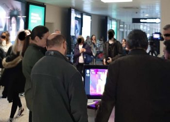 Coronavirus, i passeggeri provenienti dall’Italia in fila per lo screening insieme a tutti gli altri