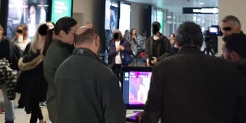 Coronavirus, i passeggeri provenienti dall’Italia in fila per lo screening insieme a tutti gli altri