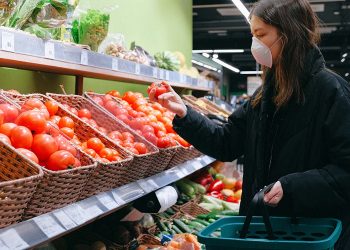 mascherina coronavirus epidemia contagio spesa