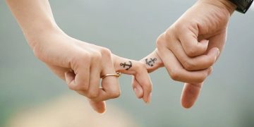 Relazioni in tempi di COVID-19: un sessuologo spiega come vivere al meglio il rapporto con se stessi e con il partner durante la pandemia