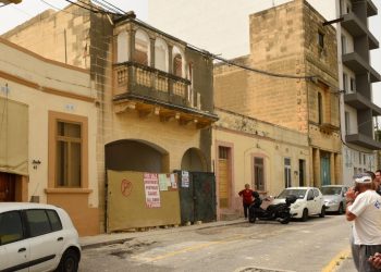 Italiana trentacinquenne colpita alla testa da un mattone mentre passeggiava sul marciapiede