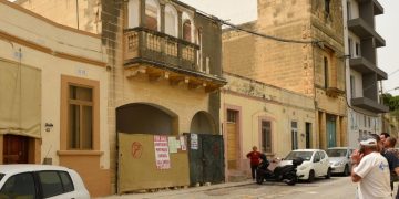 Italiana trentacinquenne colpita alla testa da un mattone mentre passeggiava sul marciapiede