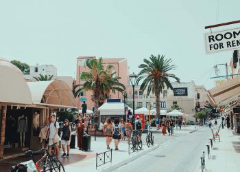 Covid-19 ed economia: la Grecia apre ai turisti il 15 giugno