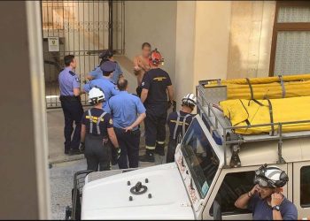 Ubriaco cade dentro un edificio in costruzione. Salvato dalla protezione civile