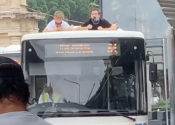 Malati di Tiktok: polizia sulle tracce di due ragazzi che girano sui tetti dei bus
