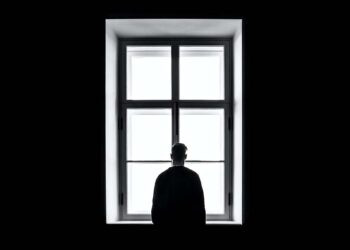 uomo solo solitudine suicidio disagio