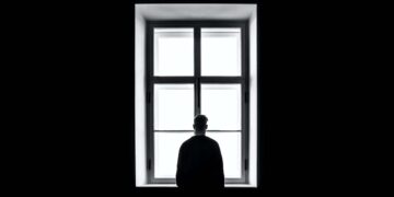 uomo solo solitudine suicidio disagio