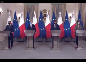 Da domani obbligo di mascherina anche all’aperto, da lunedìchiusura alle 23 per bar e club