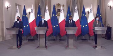 Da domani obbligo di mascherina anche all’aperto, da lunedìchiusura alle 23 per bar e club