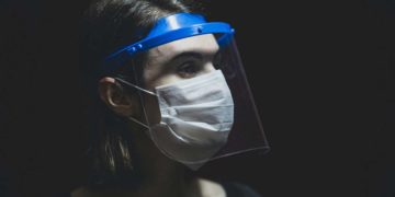 Covid-19: visiera efficace solo se abbinata all’uso della mascherina