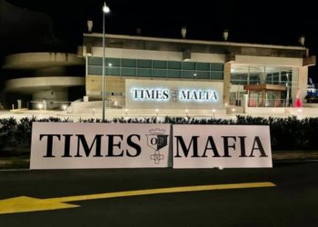 Vile attacco al Times of Malta, uno striscione lo paragona alla mafia